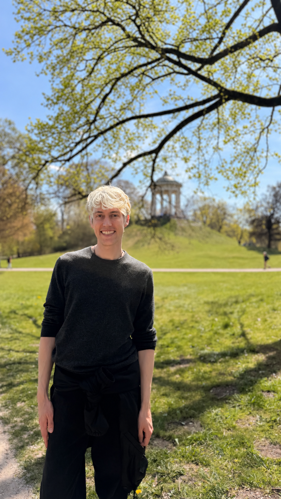 Maximilian Messler lächelt im Englischen Garten in München