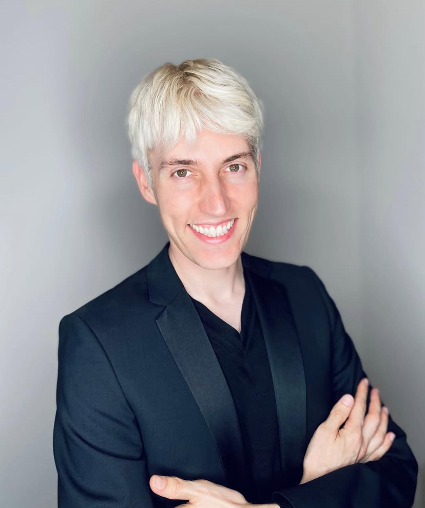 Maximilian Messler im dunklen Sakko